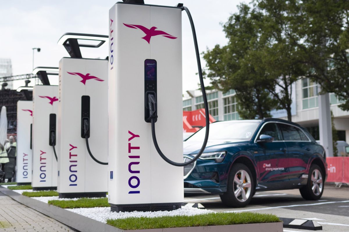 Six nouvelles bornes de recharge rapide pour véhicules électriques  maintenant en service